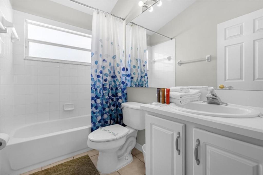 5 Bedrooms- 4 Bathrooms- Indian Creek 8056 Sd