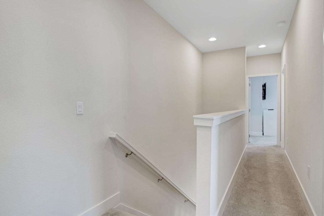 Modern Townhouse Near With Heated Pool Holiday home *