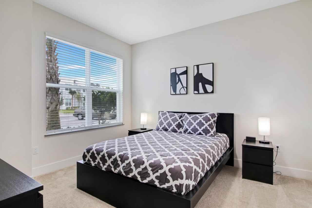 Modern Townhouse Near With Heated Pool Holiday home *