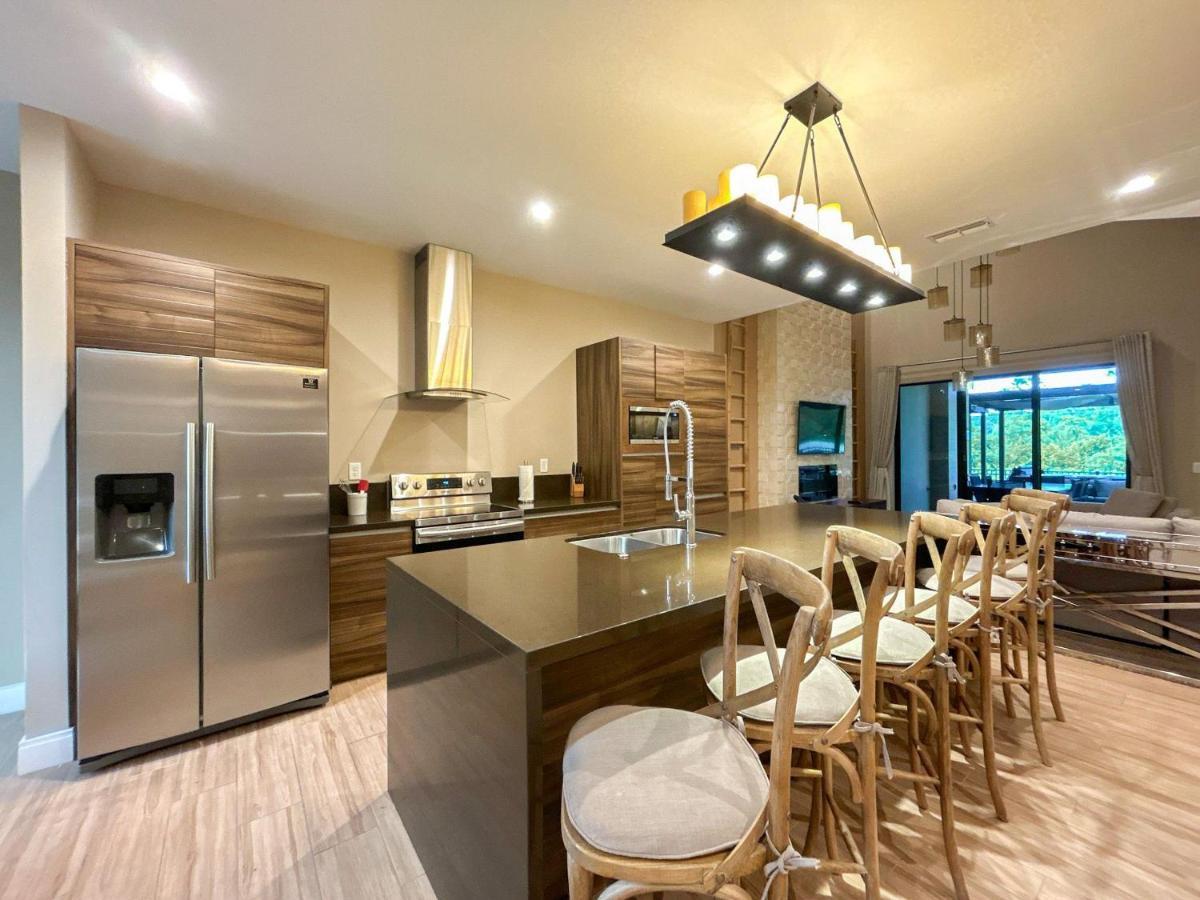 Luxury And Relaxation Just 1 Mile From Disney Holiday home