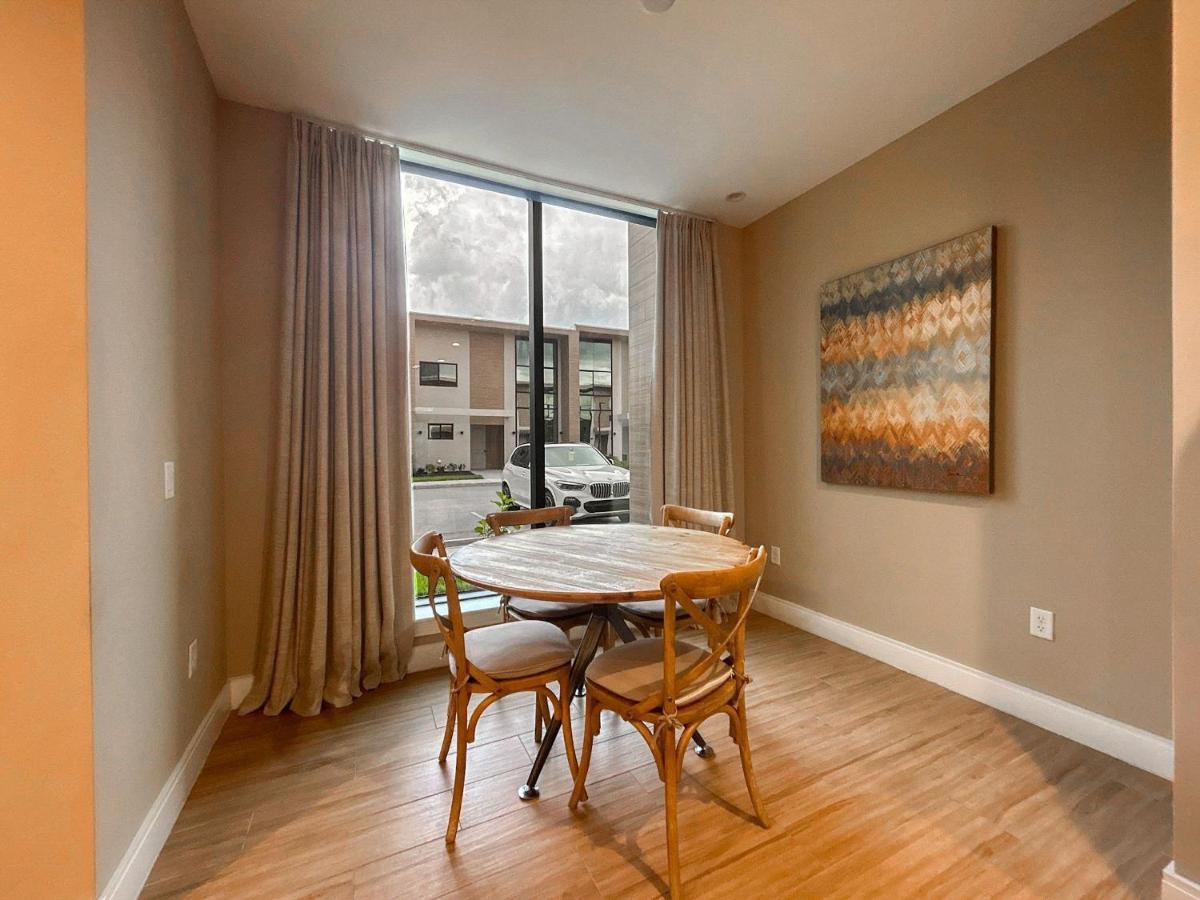 Luxury And Relaxation Just 1 Mile From Disney Holiday home *