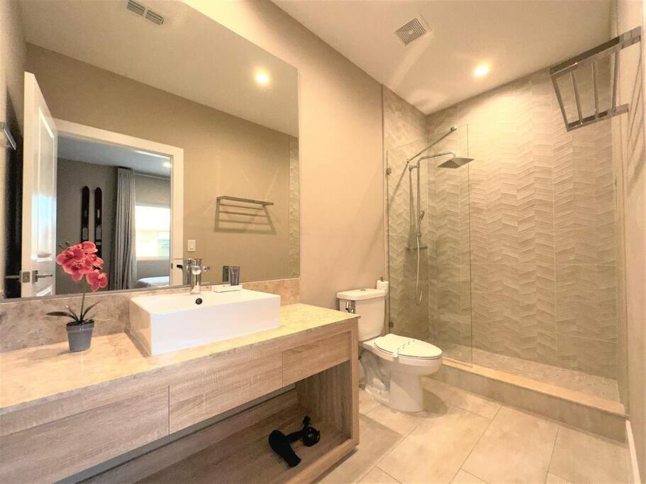 Beautiful Home W 3 En Suites & Breathtaking View Holiday home