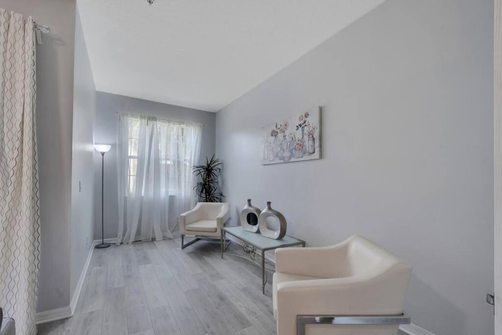 Pool, Family-friendly - World Class, Modern Apartment *