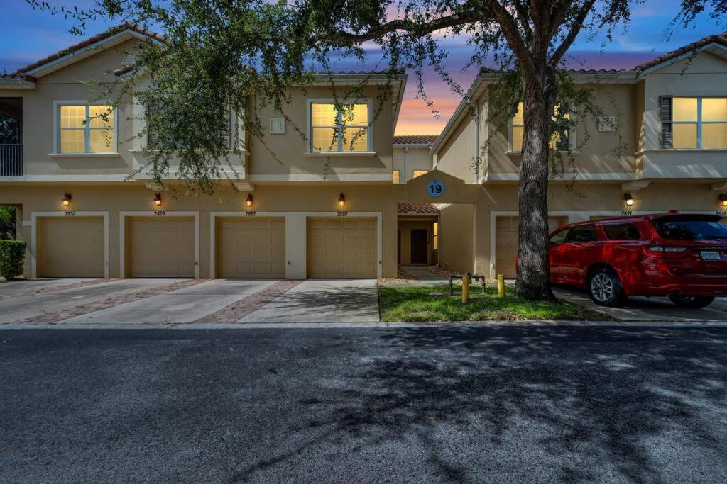Apartment Pool, Family-friendly - World Class, Modern Orlando
