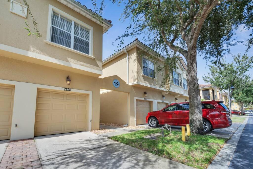 Pool, Family-friendly - World Class, Modern Apartment *