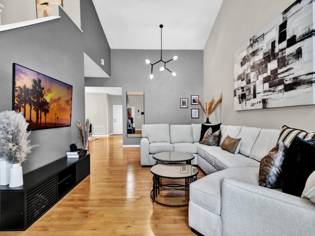 Beautiful Townhouse Centrally Located Apartment