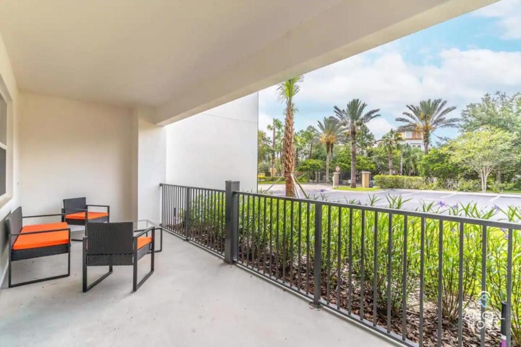 At Vista Cay Apartment