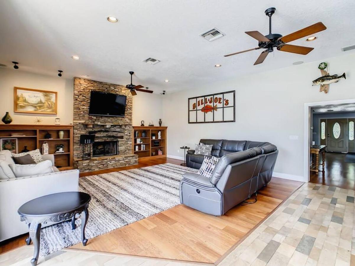 Pristine Lakeside 3br W Private Pool Holiday home *
