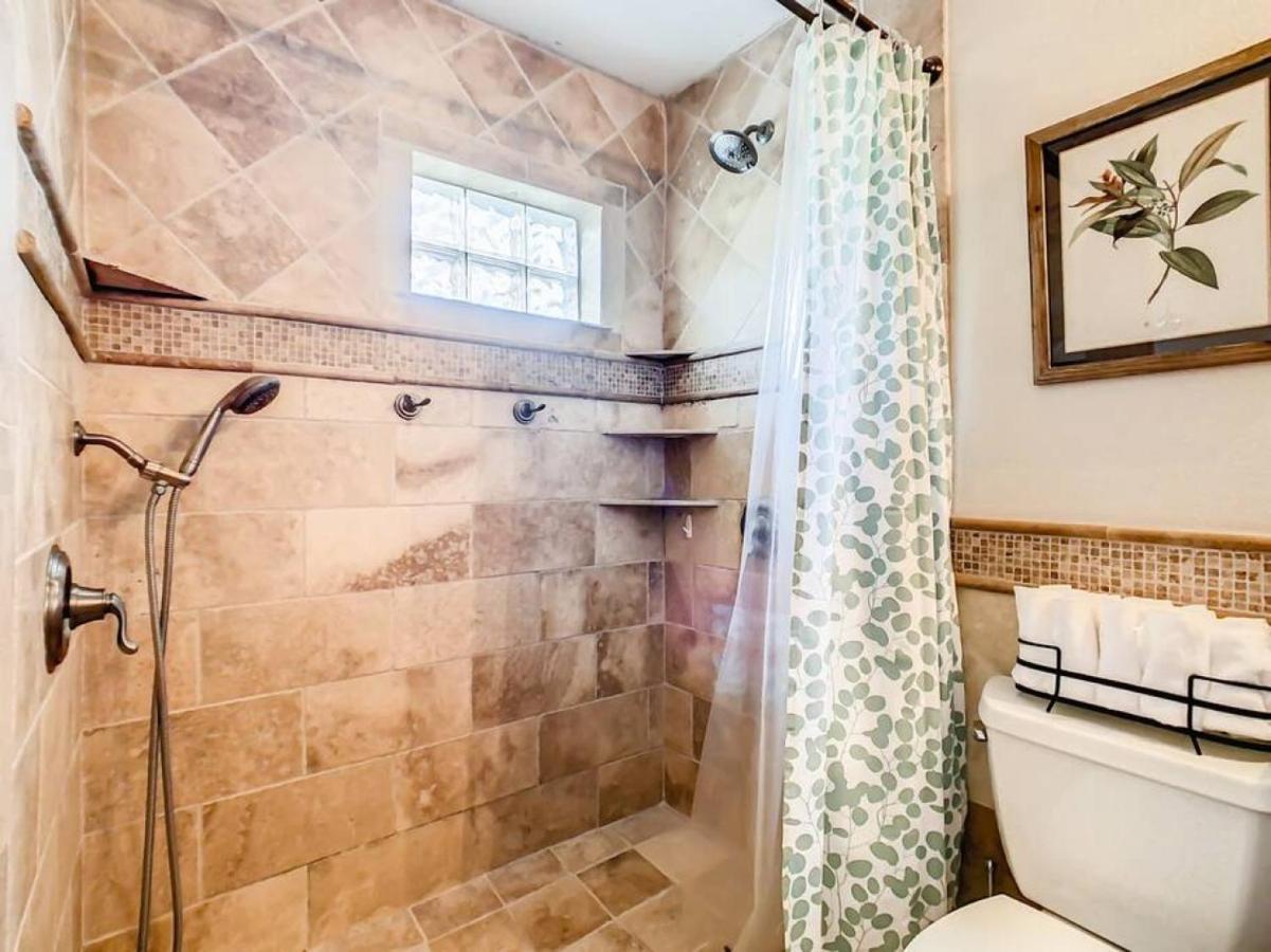 Pristine Lakeside 3br W Private Pool Holiday home