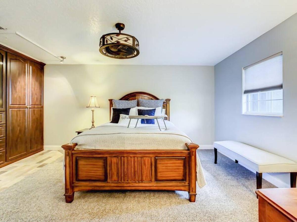 Pristine Lakeside 3br W Private Pool Holiday home *