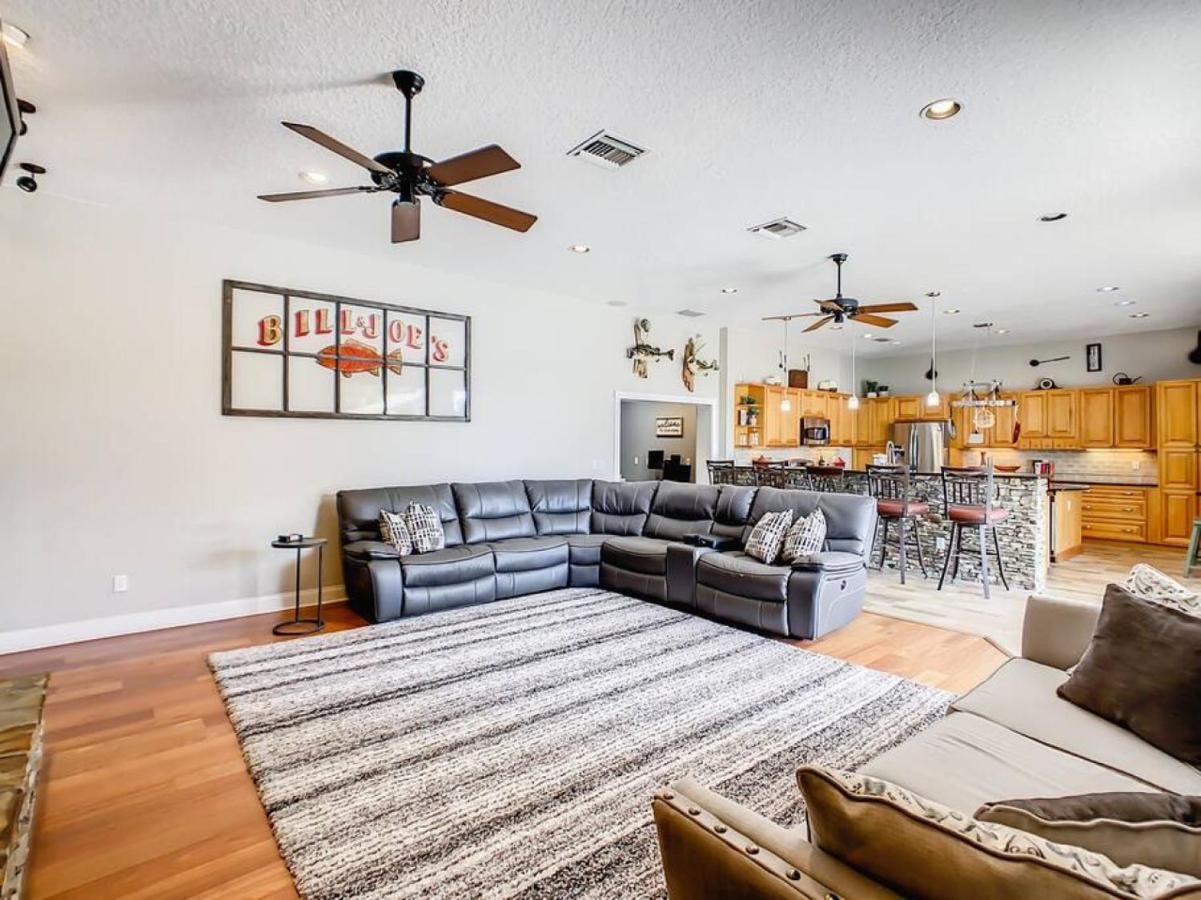 Pristine Lakeside 3br W Private Pool Holiday home *