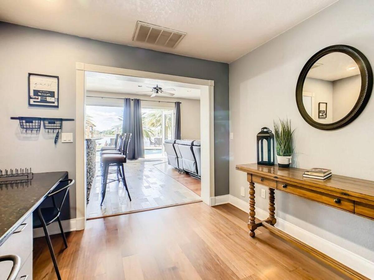Pristine Lakeside 3br W Private Pool Holiday home *