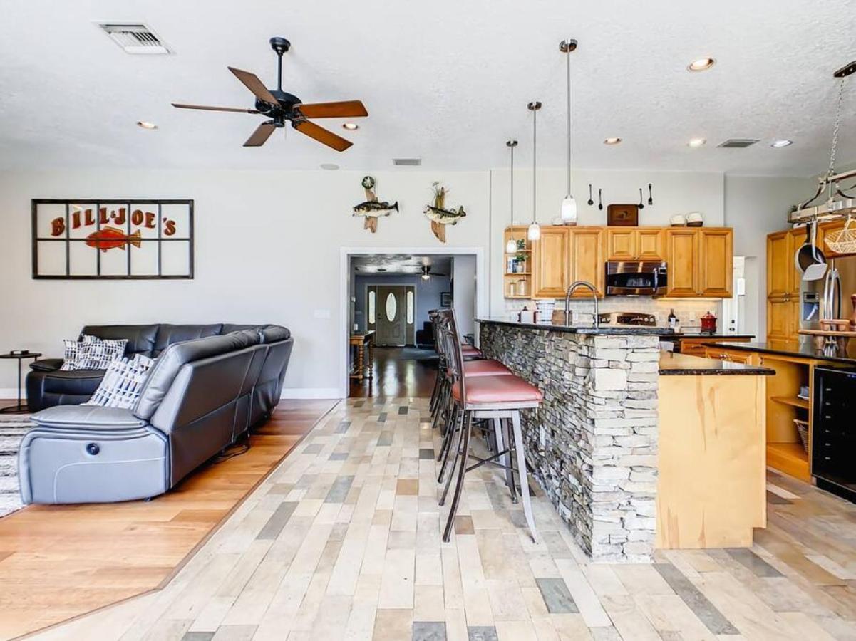 Pristine Lakeside 3br W Private Pool Holiday home