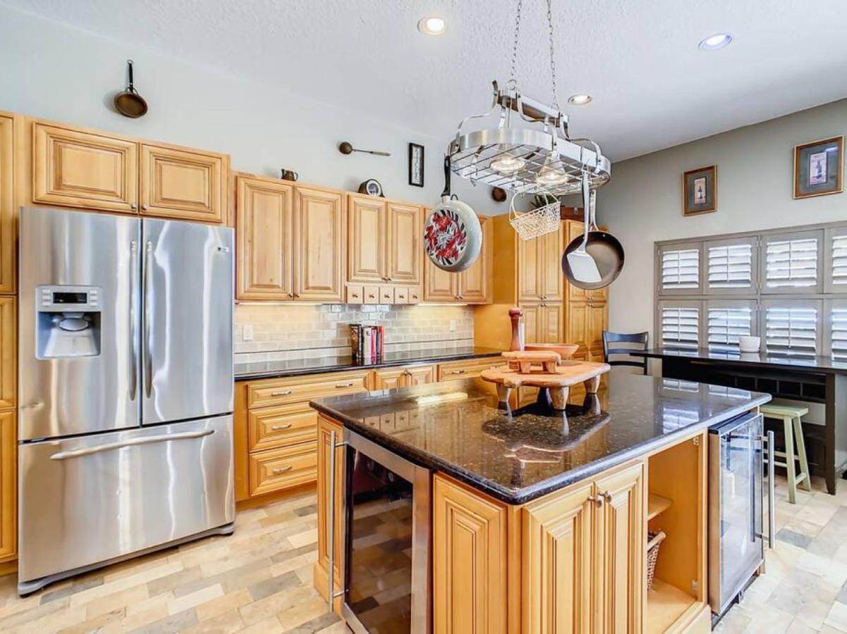 Pristine Lakeside 3br W Private Pool Holiday home