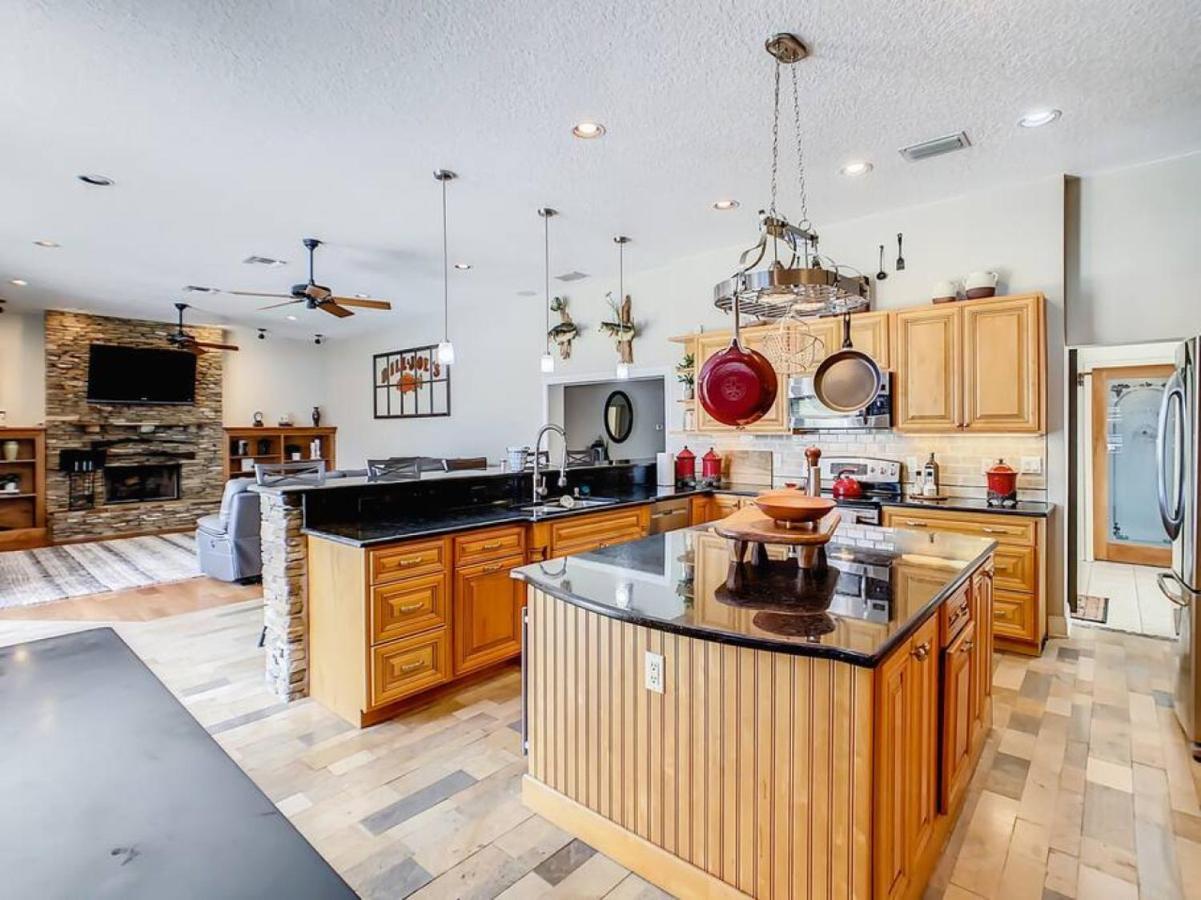 Pristine Lakeside 3br W Private Pool