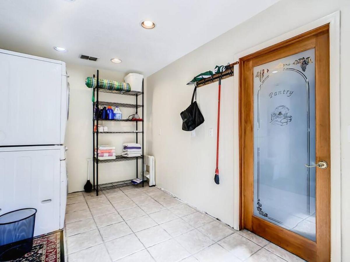 Pristine Lakeside 3br W Private Pool Holiday home *