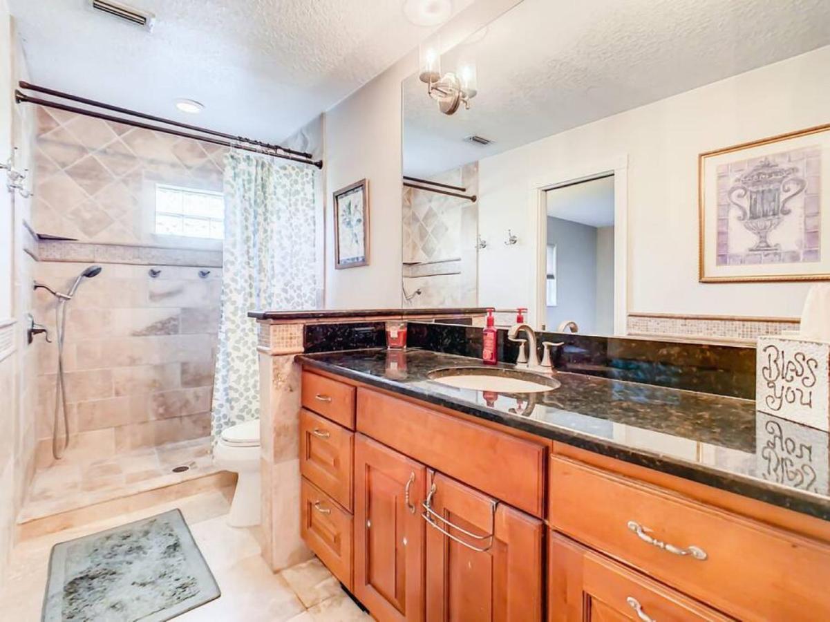 Pristine Lakeside 3br W Private Pool Holiday home Orlando