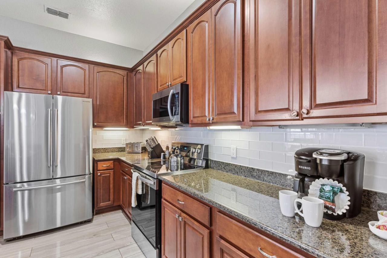 5048 Shoreway Loop 407 *