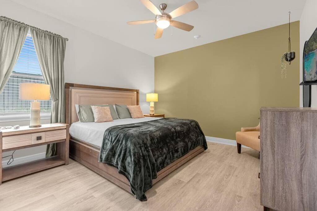 Modern Luxury W/ 12 Ensuite Bds Pool&spa Theater *