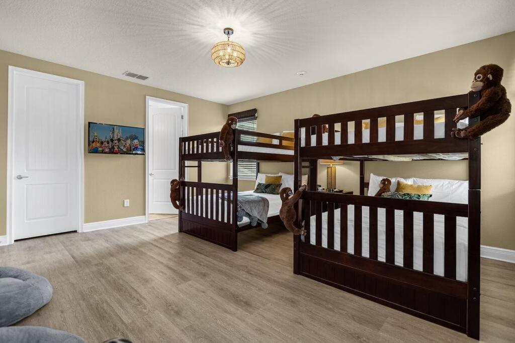Modern Luxury W/ 12 Ensuite Bds Pool&spa Theater