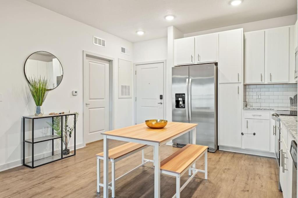 Complete Tranquil 10 Min To Parks Allows Pets, Resort-style Amenities Apartment