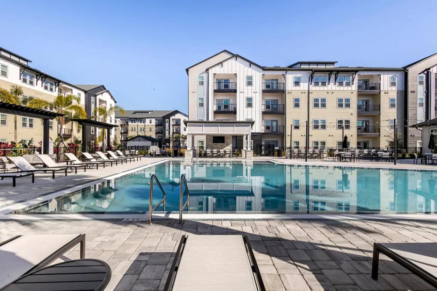 Complete Tranquil 10 Min To Parks Allows Pets, Resort-style Amenities