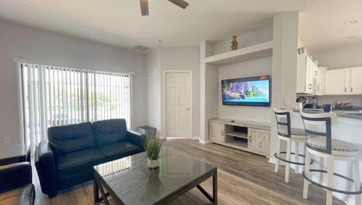 Serene 4-Bedroom Lakeview Retreat With South-Facing Pool & Sun-Drenched Outdoor Living Holiday home *