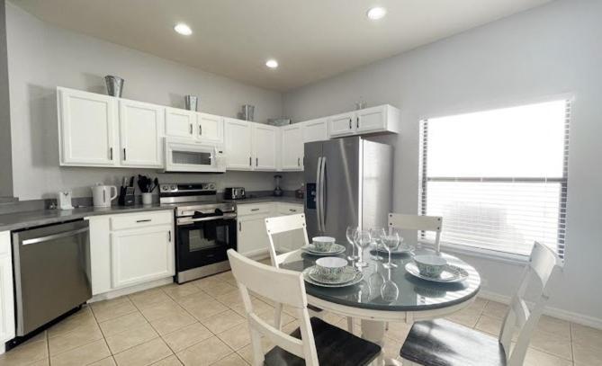 Serene 4-Bedroom Lakeview Retreat With South-Facing Pool & Sun-Drenched Outdoor Living Holiday home *