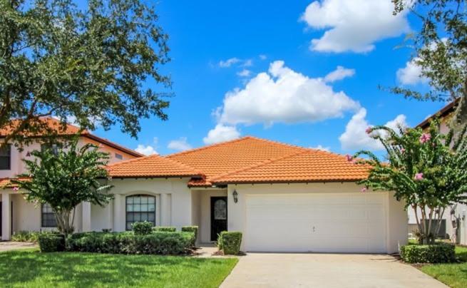 Serene 4-Bedroom Lakeview Retreat With South-Facing Pool & Sun-Drenched Outdoor Living Holiday home