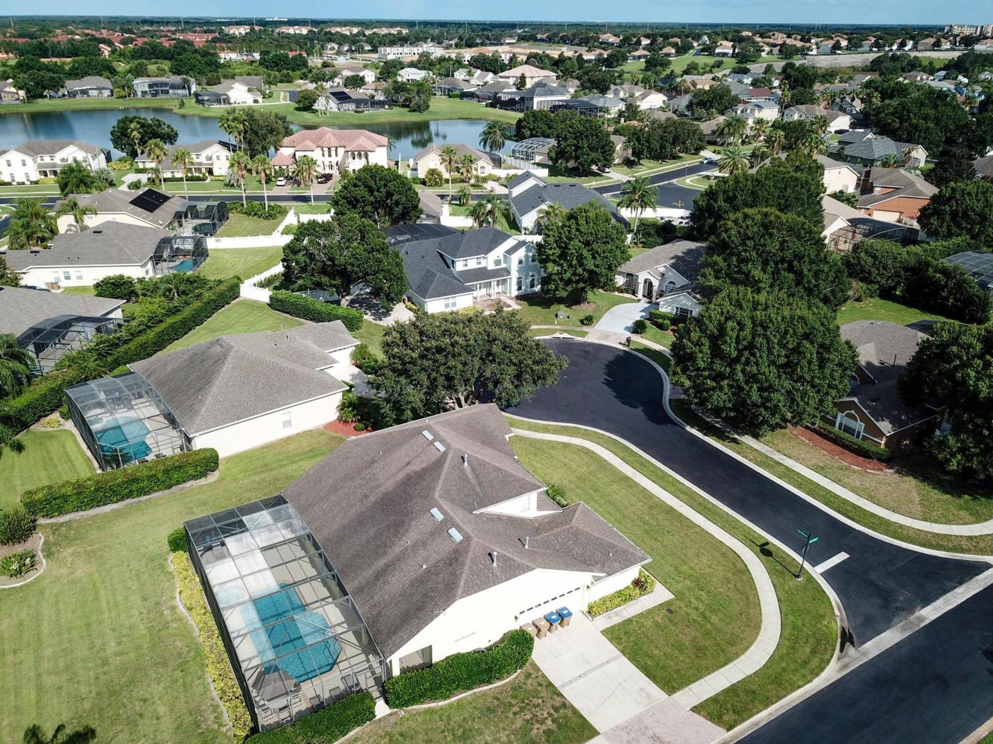 Fantastic 7 Bed 6 Bath In Prestigious Gated Comm. Villa