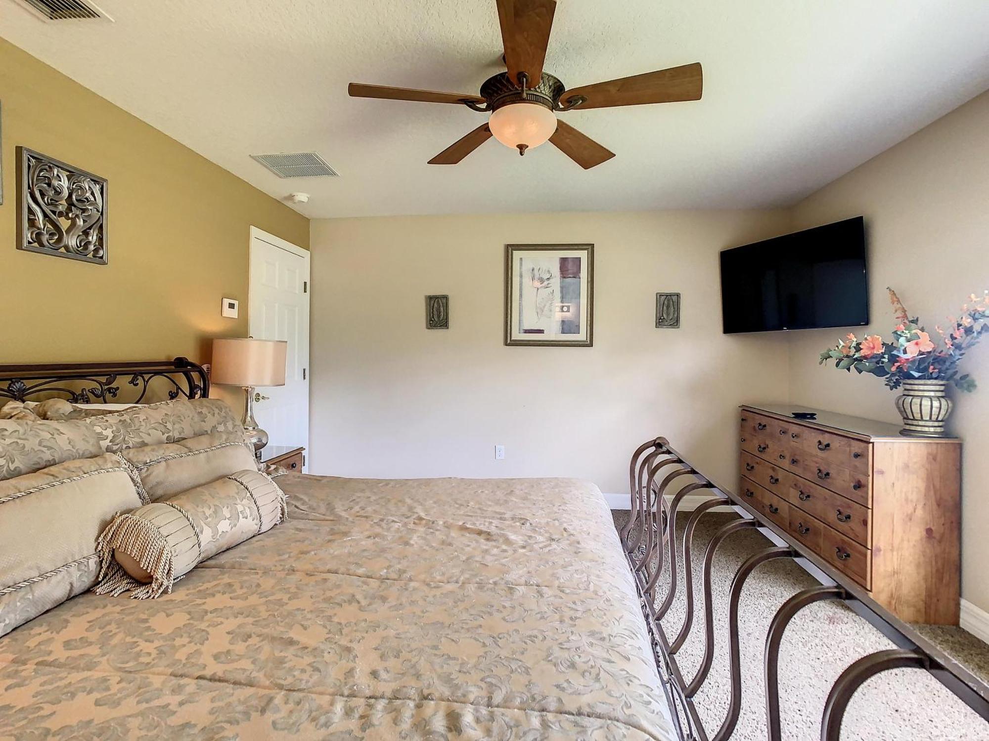 Fantastic 7 Bed 6 Bath In Prestigious Gated Comm. Villa