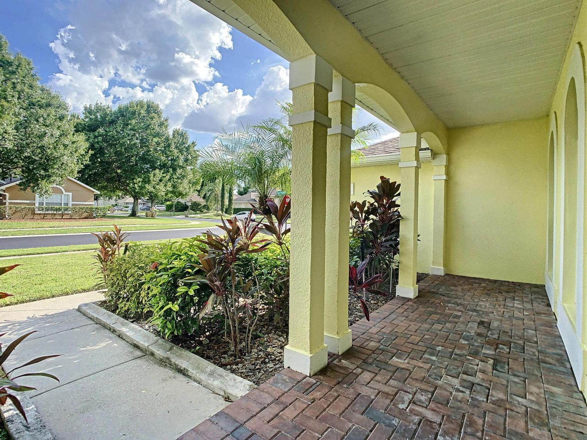 Villa Fantastic 7 Bed 6 Bath In Prestigious Gated Comm.