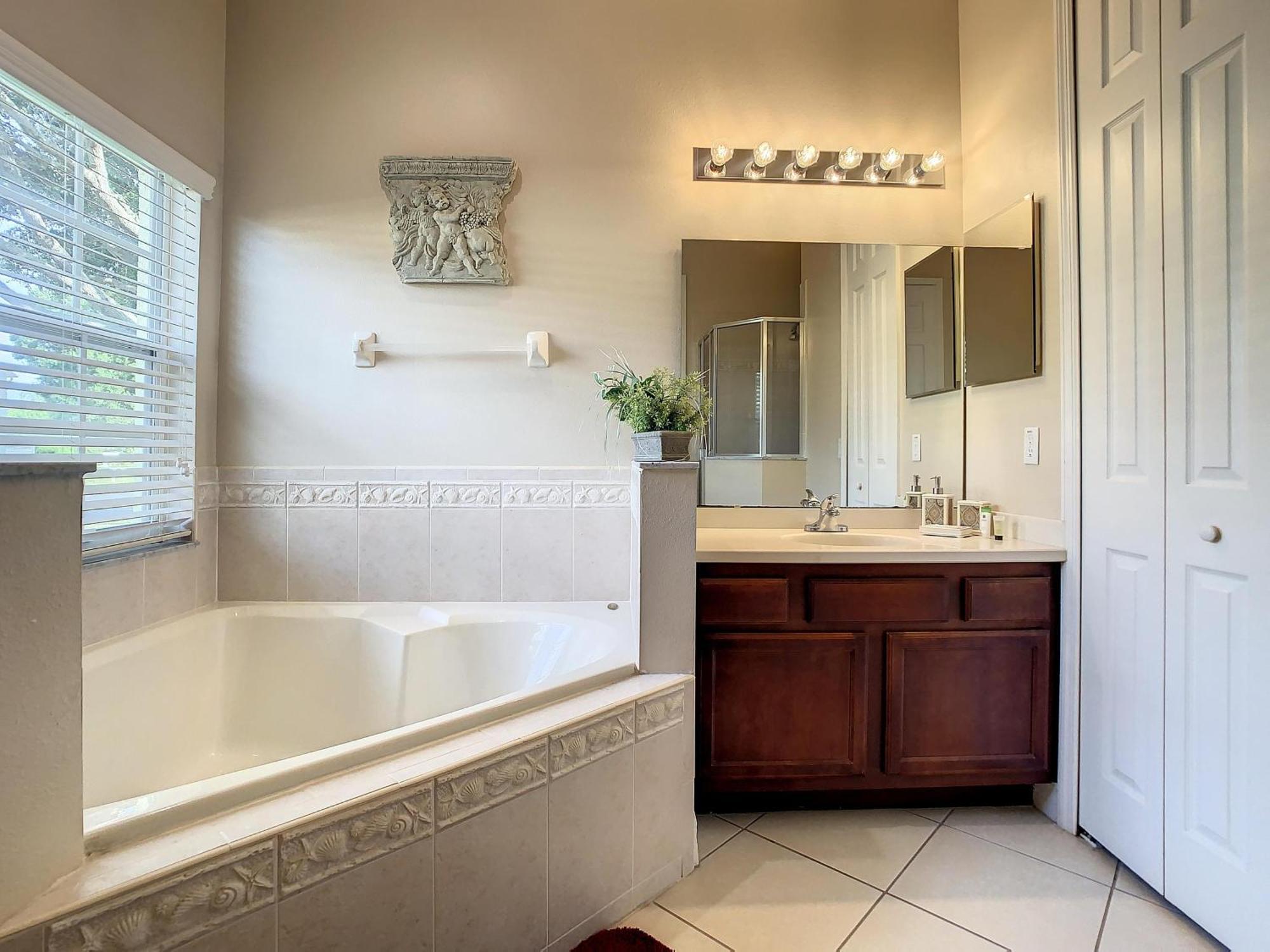 Fantastic 7 Bed 6 Bath In Prestigious Gated Comm. Villa *