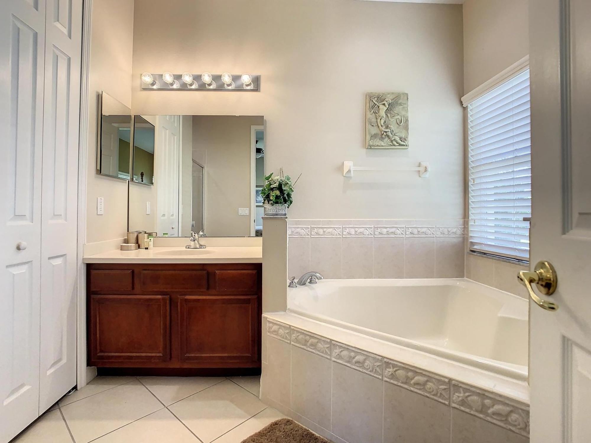 Villa Fantastic 7 Bed 6 Bath In Prestigious Gated Comm.