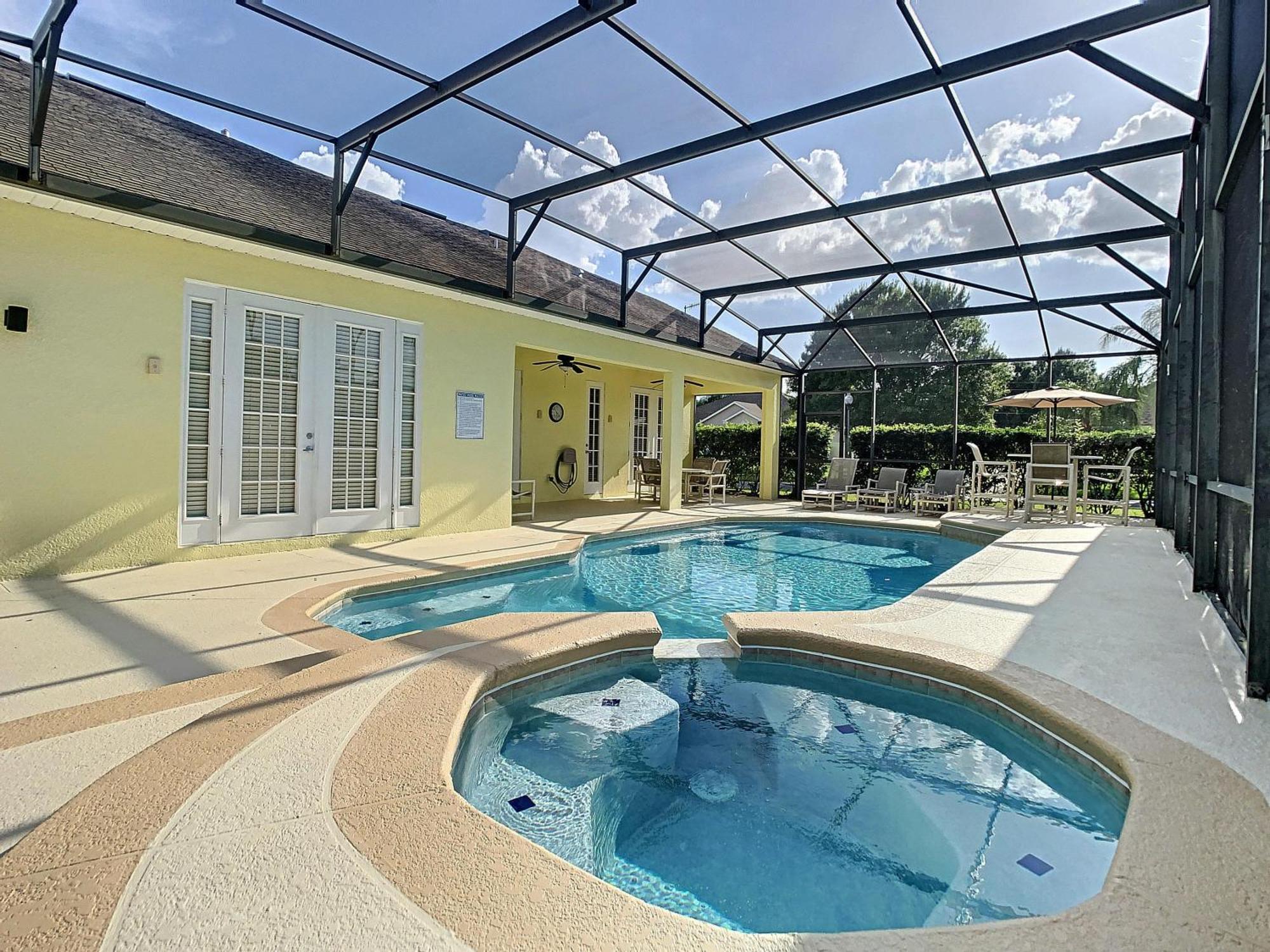 Fantastic 7 Bed 6 Bath In Prestigious Gated Comm. Villa *