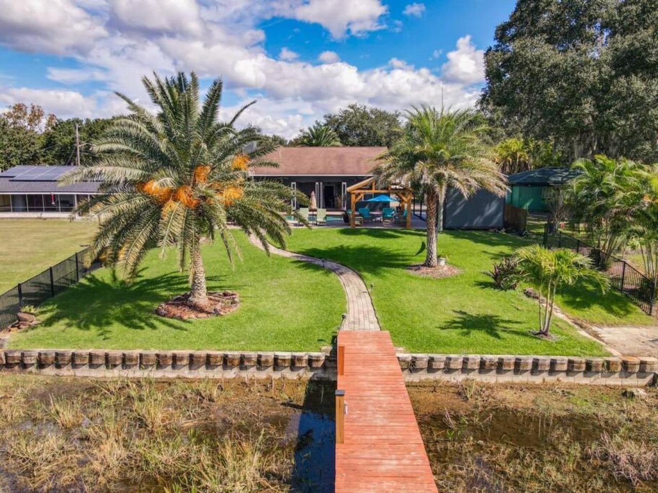 Pristine Lakeside 3br W Private Pool