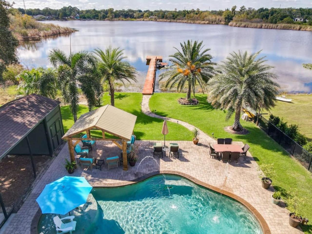 Pristine Lakeside 3br W Private Pool Holiday home *