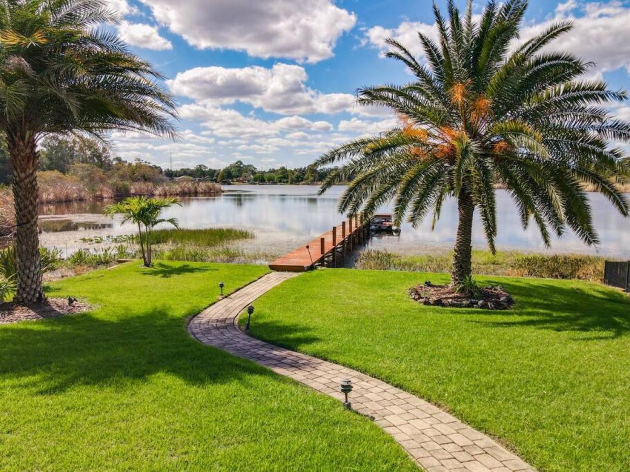 Pristine Lakeside 3br W Private Pool Holiday home *