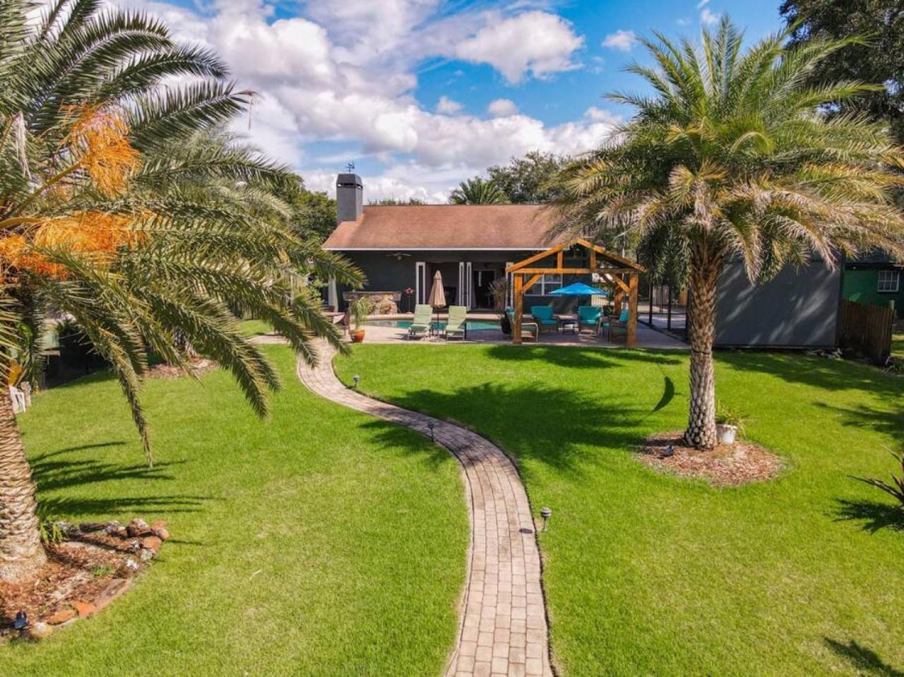Pristine Lakeside 3br W Private Pool Holiday home