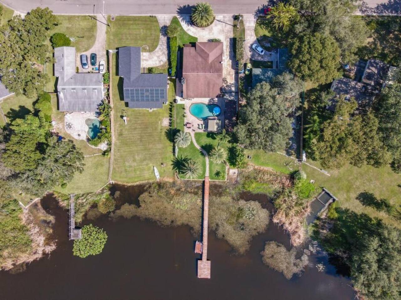 Pristine Lakeside 3br W Private Pool Holiday home *