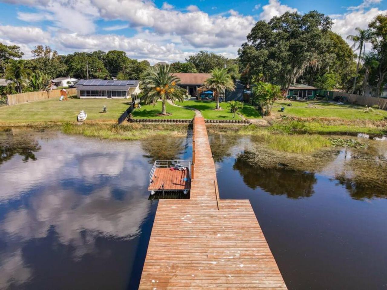 Pristine Lakeside 3br W Private Pool Holiday home *