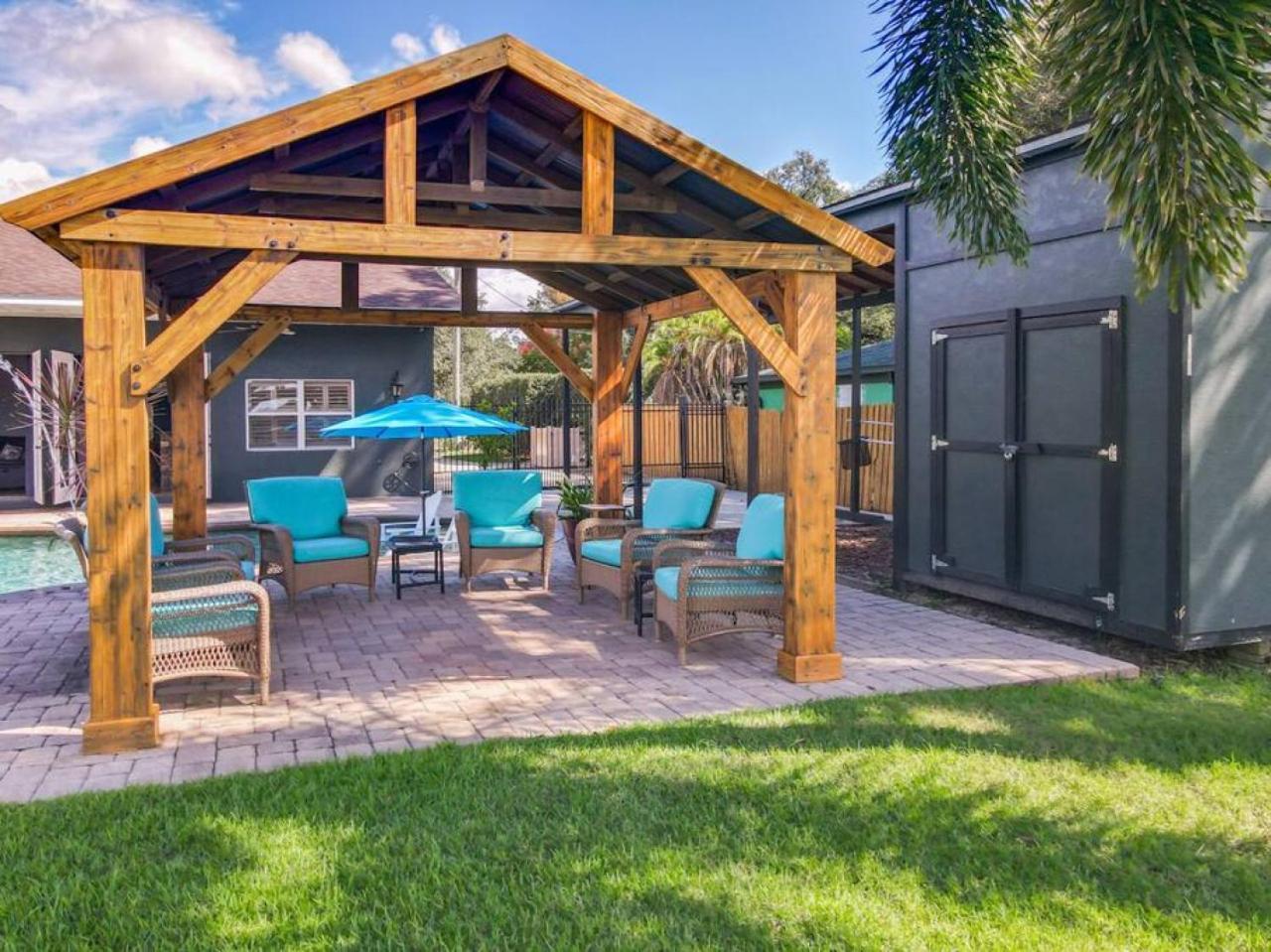 Pristine Lakeside 3br W Private Pool Holiday home *