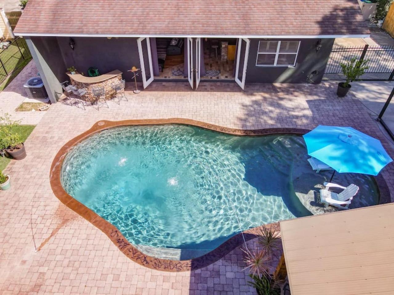 Pristine Lakeside 3br W Private Pool Holiday home