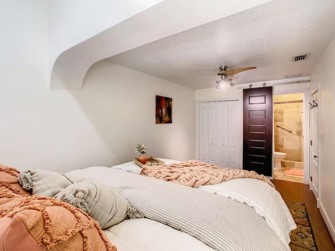 Pristine Lakeside 3br W Private Pool