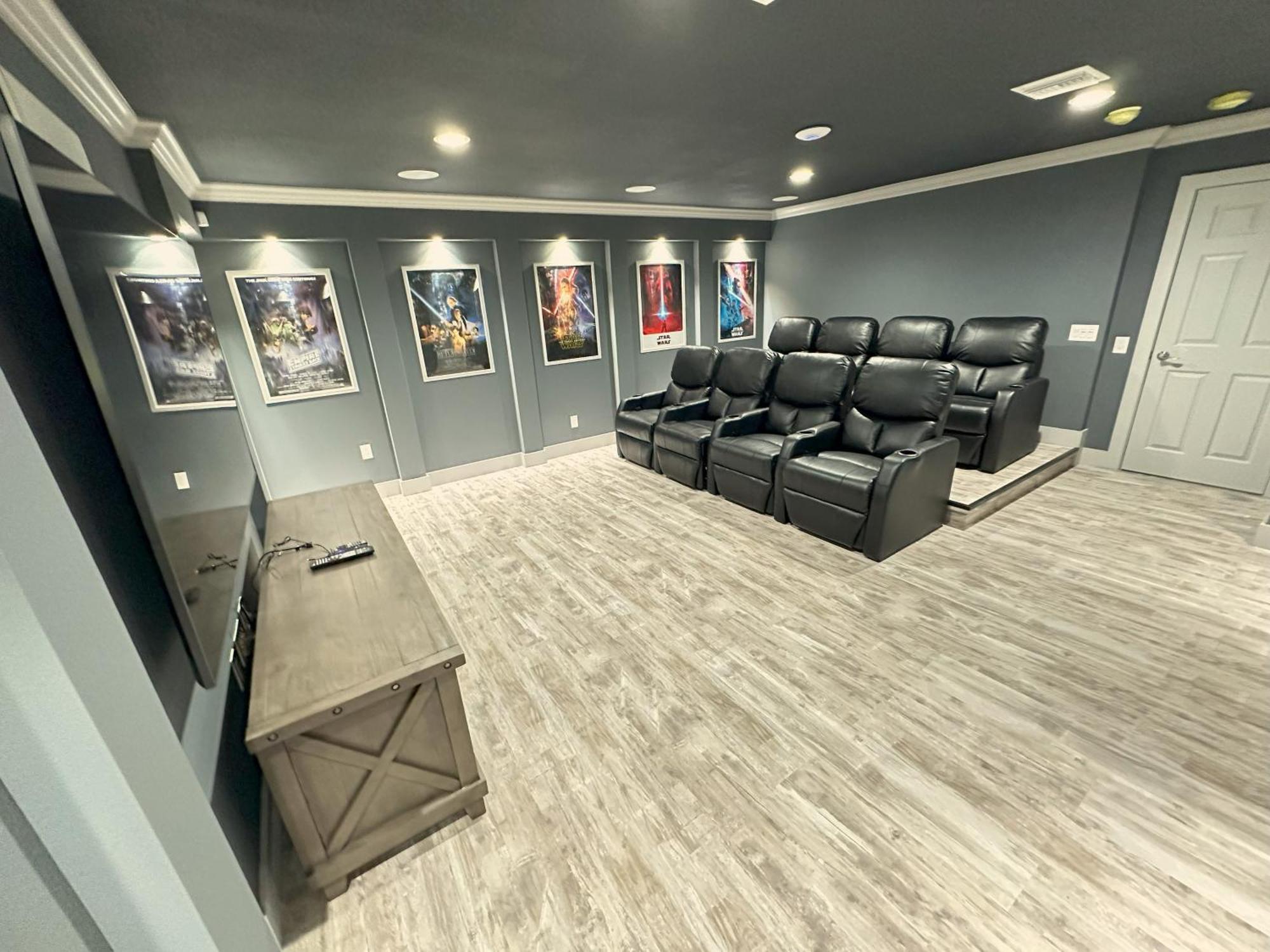 Mickeys Palm - Brand New! 6br Modern With Private Pool Hot Tub Bbq Theater - 2 Miles To *