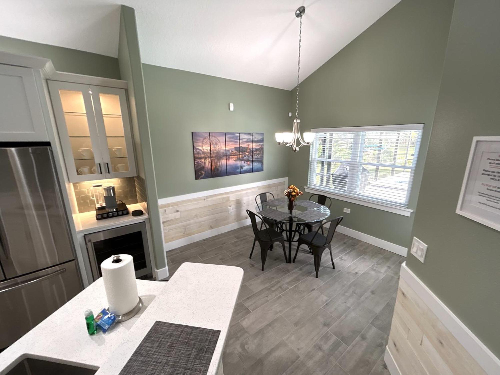 Mickeys Palm - Brand New! 6br Modern With Private Pool Hot Tub Bbq Theater - 2 Miles To