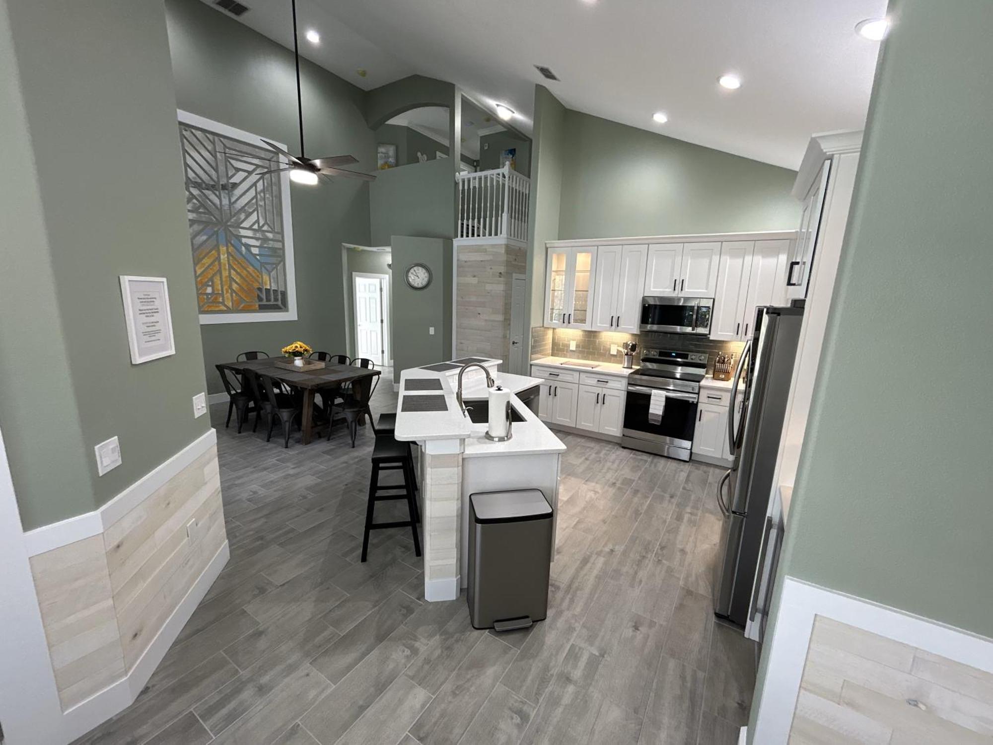 Mickeys Palm - Brand New! 6br Modern With Private Pool Hot Tub Bbq Theater - 2 Miles To *