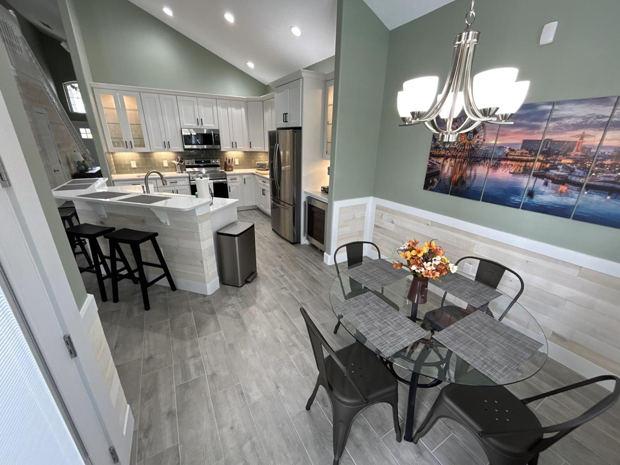 Mickeys Palm - Brand New! 6br Modern With Private Pool Hot Tub Bbq Theater - 2 Miles To Holiday home *