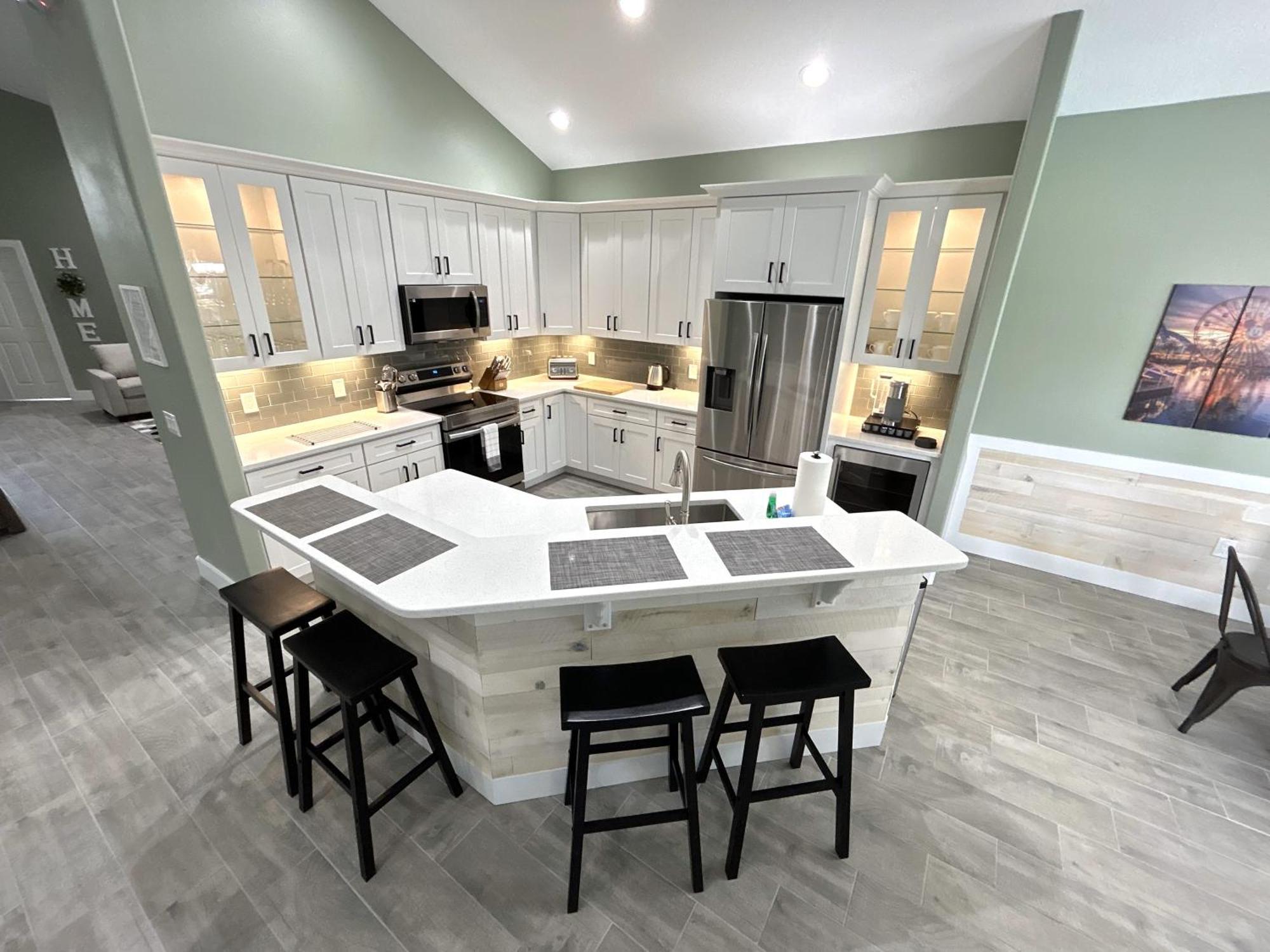 Mickeys Palm - Brand New! 6br Modern With Private Pool Hot Tub Bbq Theater - 2 Miles To