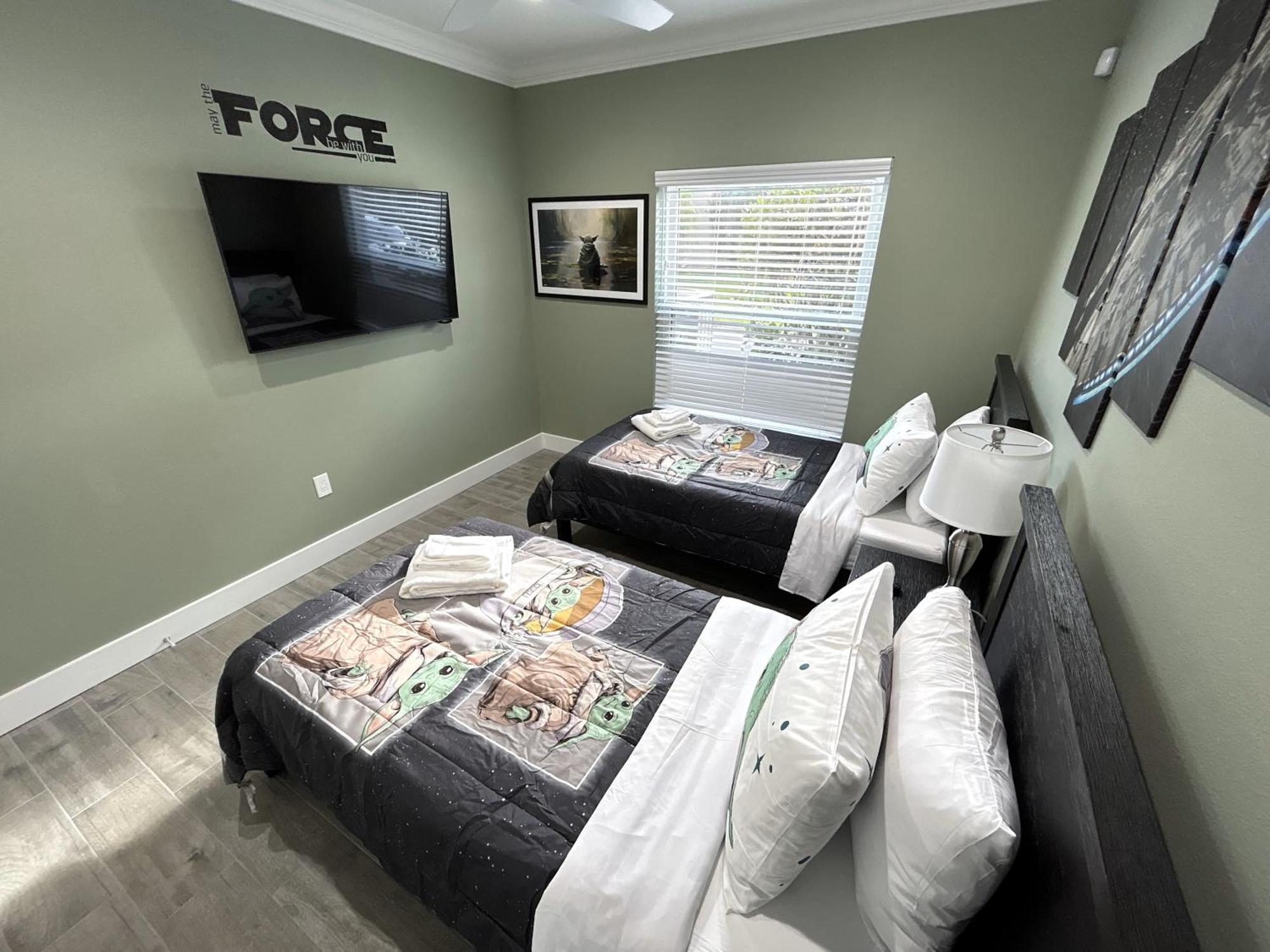 Holiday home Mickeys Palm - Brand New! 6br Modern With Private Pool Hot Tub Bbq Theater - 2 Miles To